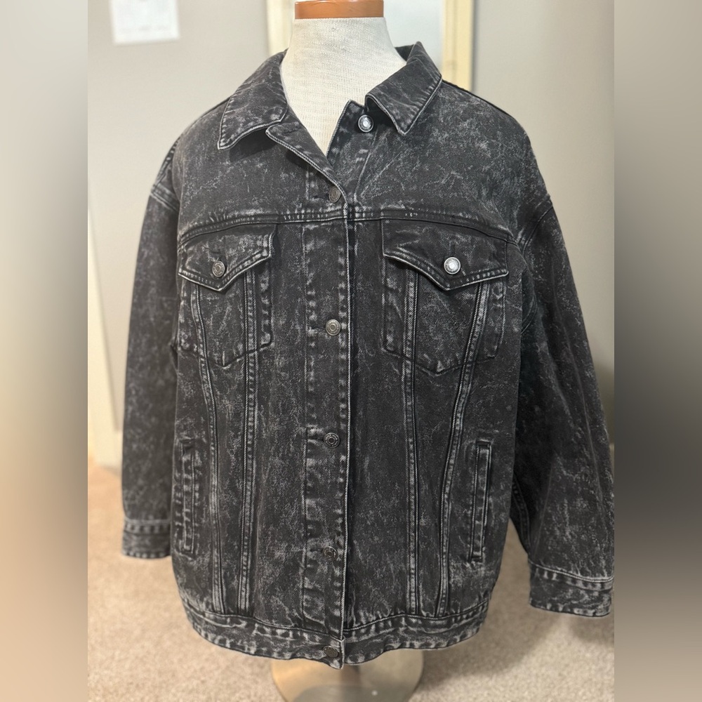 Wild Fable Women's Oversized Denim Trucker Jacket in black wash size small NWOT